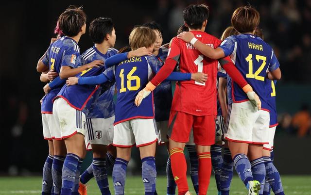 大洋洲女足比赛，豪门球队力压对手，掌声雷动